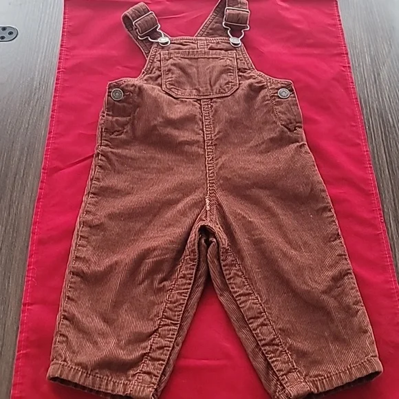 Pre-Owned Carter’s Brown Corduroy Bib Overalls-Cozy and Stylish (Size 9 months) - Picture 3 of 9
